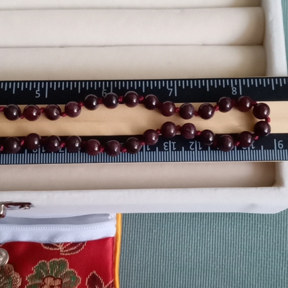 MOZAMBIQUE GARNET BEADED HAND KNOTTED NECKLACE - Picture 4 of 7